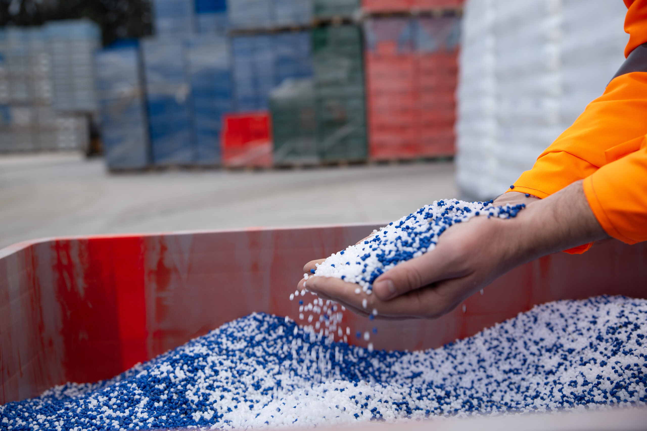 Zertifizierung nach EU 2025/2365 für Kunststoffgranulat Mitarbeiter hält Kunststoffgranulat (Pellets) zur Prüfung im Rahmen der Zertifizierung nach der Verordnung (EU) 2025/2365.